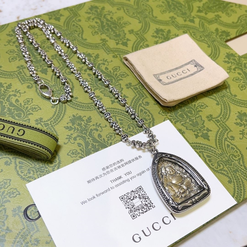 G*u*i necklaces
